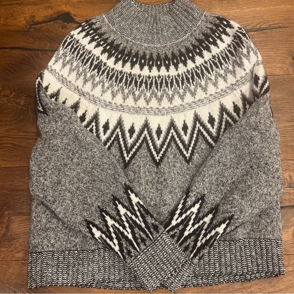 Old Navy Black and White Geometric Sweater